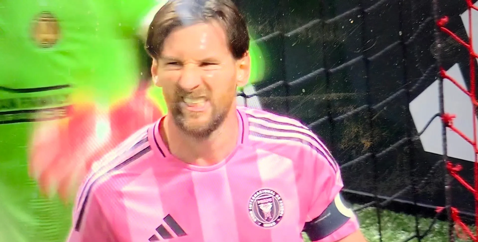 爱游戏体育出色防守引发热议！，梅西在阿森纳比赛中表现优异比赛高潮迭起的简单介绍