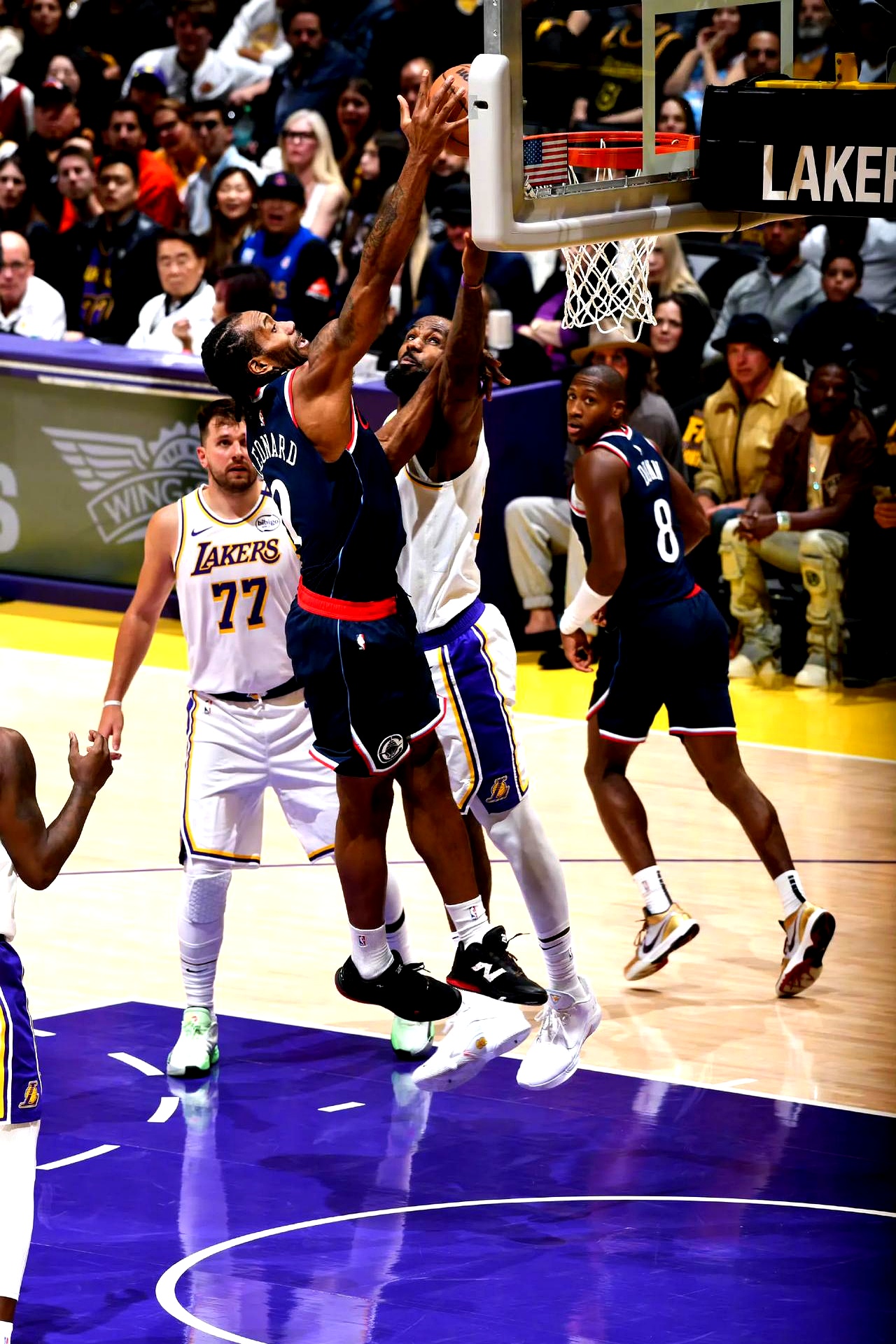 洛杉矶快船迎CBA常规赛关键赛，赛后回应争议，球迷炸锅，身体对抗强度拉满的简单介绍